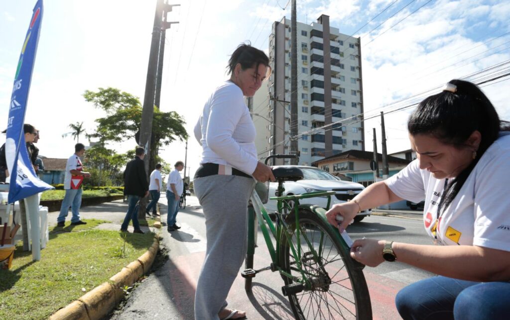 Prefeitura realiza blitz educativa para ciclistas nos bairros Glória e Jardim Paraíso