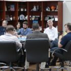 Prefeito e secretários reunidos em gabinete