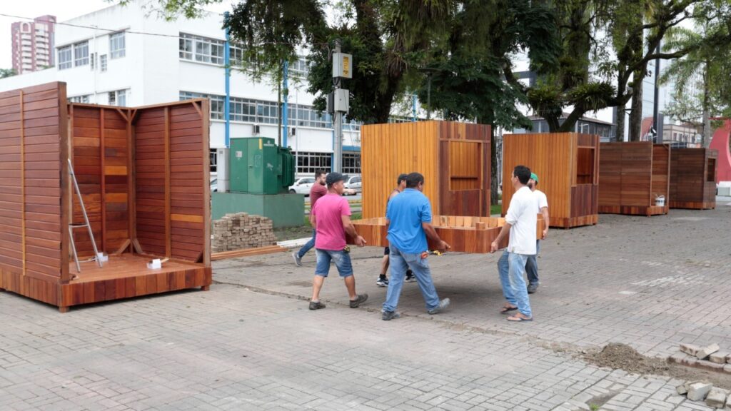 Prefeitura de Joinville começa a montagem da Vila do Papai Noel na Praça Dario Salles