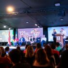 Autoridades, em palco, observam mestre de cerimônias