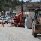 Trecho da rua Copacabana em obras, com máquinas na pista