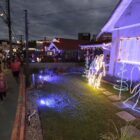 Pessoas passam em frente a casa decorada para o Natal