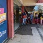 Pessoas em fila para entrar no feirão limpa nome