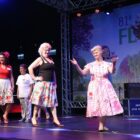 Candidatas da última edição durante o desfile