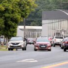 Imagem de carros trafegando em rua de Joinville