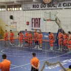 Equipe de basquete masculino de Joinville, em quadra, se prepara para começar partida