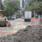 Máquina de patrolamento em rua que passa por obras