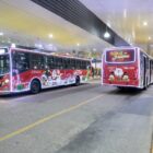 ônibus com temática natalina no terminal central de Joinville