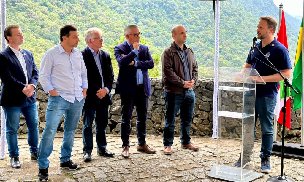 Prefeito Adriano Silva acompanha entregas do Governo do Estado para Joinville e região