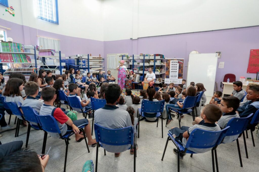 Oficinas de cultura africana são levadas às escolas públicas no Mês da Consciência Negra
