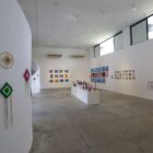 Galeria de exposições da Casa da Cultura com trabalhos expostos