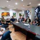 Prefeito reunido com autoridades em seu gabinete