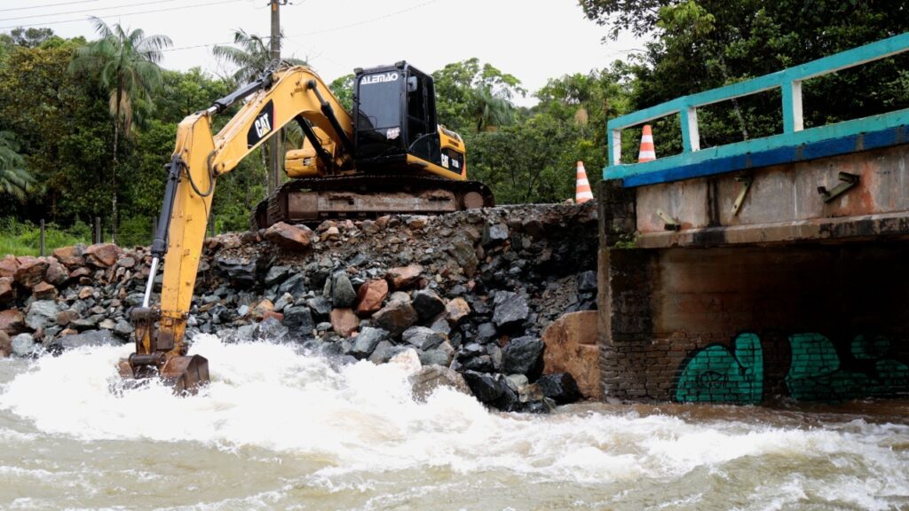 Prefeitura de Joinville realiza obras em pontes danificadas pela chuva na área rural
