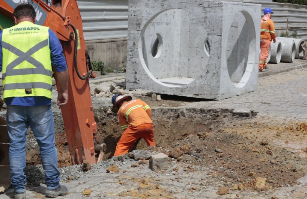 Obra de drenagem em trecho da rua Copacabana continua até sexta-feira