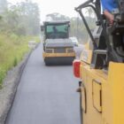 Máquinas trabalham em pavimentação de via