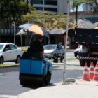 Máquina em via que passa por reparos
