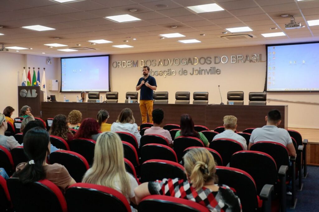 Seminário reúne orientadores, psicólogos e assistentes sociais que atuam em Escolas e CEIs de Joinville