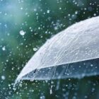 Imagem de um guarda chuva na chuva