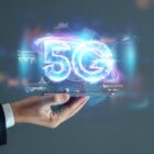 Homem finge segurar holograma escrito 5 G