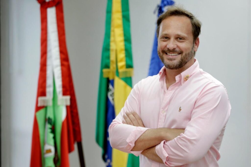Prefeito Adriano Silva é internado para a realização de exames