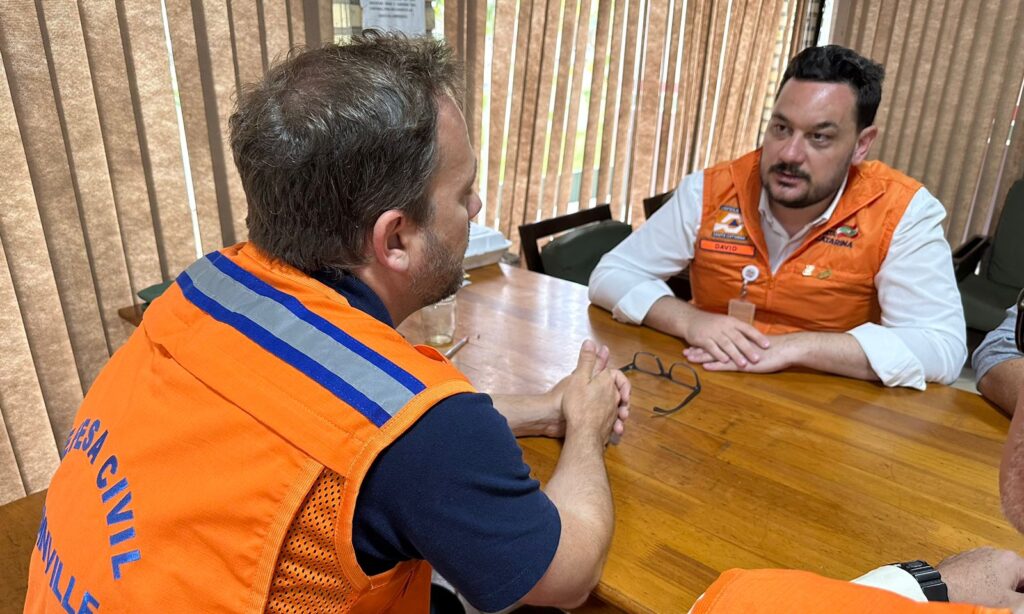 Prefeito Adriano Silva participa de reunião com o chefe da Defesa Civil Estadual
