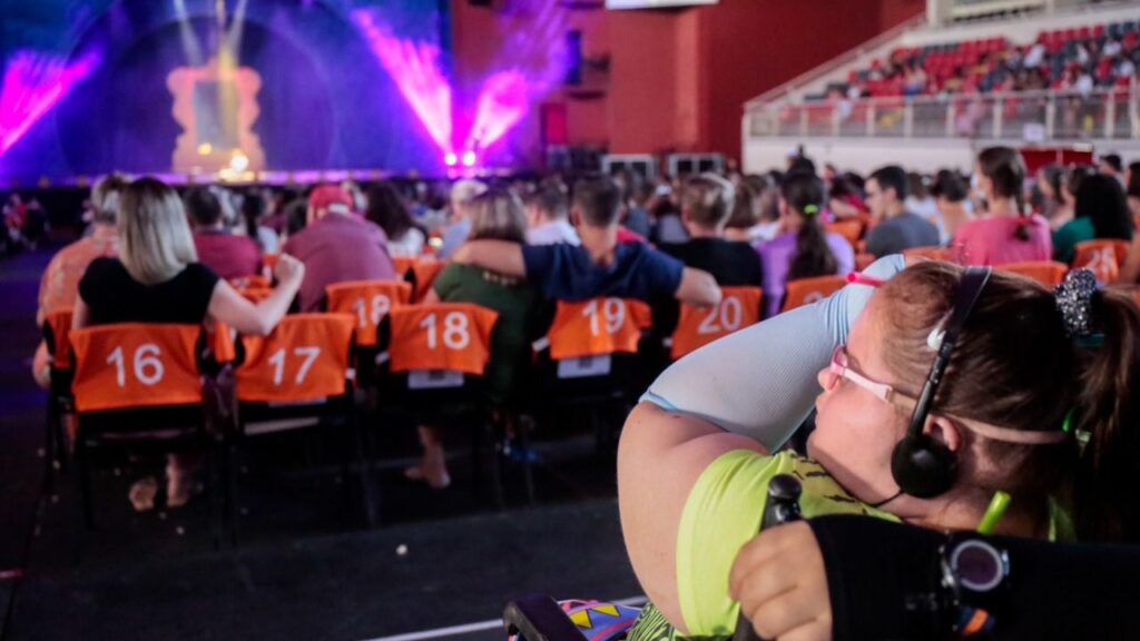1,5 mil pessoas assistem sessão inclusiva do musical Illuminare em Joinville