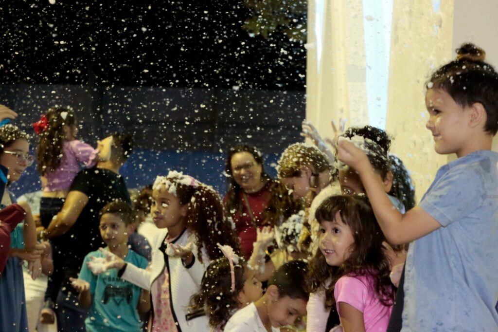 Vila de Neve encanta crianças e adultos no Natal de Joinville