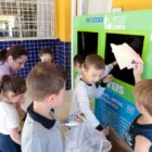 Crianças depositam lixo reciclável em ecoponto