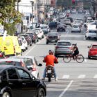 Via com carros circulando