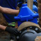 Técnico realiza reparo em bomba