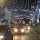 Rua do Centro com iluminação de Natal