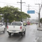 Carros circulando em via