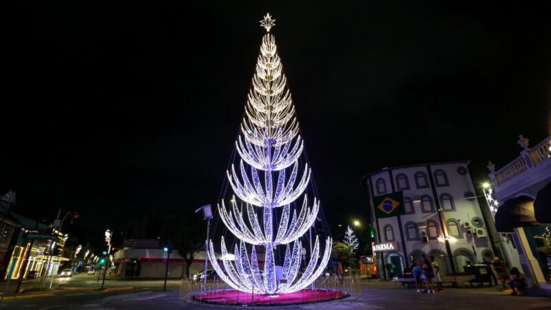 Árvore Musical de Natal encanta público de Joinville com luzes e melodias sincronizadas - Prefeitura de Joinville Árvore Musical de Natal encanta público de Joinville com luzes e melodias sincronizadas - Prefeitura de Joinville
