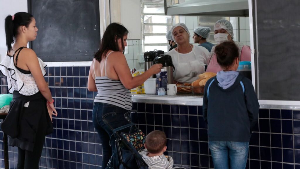 Famílias começam a voltar para suas casas em Joinville