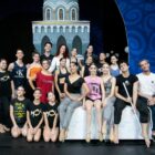 Coreógrafo e bailarinos posam para foto no palco do Illuminare