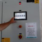 Homem observa painel em estação