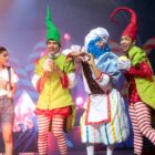 Quatro atores, com figurinos, em cena no palco