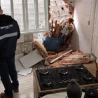 Agente da Defesa Civil avalia casa atingida pelas chuvas