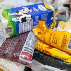 Alimentos em pilhas para doação