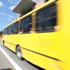 Imagem de um ônibus em movimento