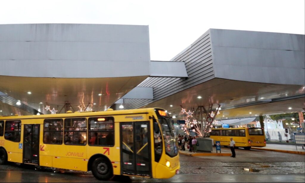 Após três anos sem reajuste, tarifa de ônibus é corrigida abaixo da inflação do período