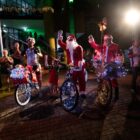 bicicletas decoradas com itens natalinos e ciclistas com fantasia de Papai Noel