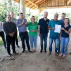 Prefeito e demais autoridades posam para foto em área rural