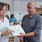 Coordenadora da Junta recebe certidão de representante do exército