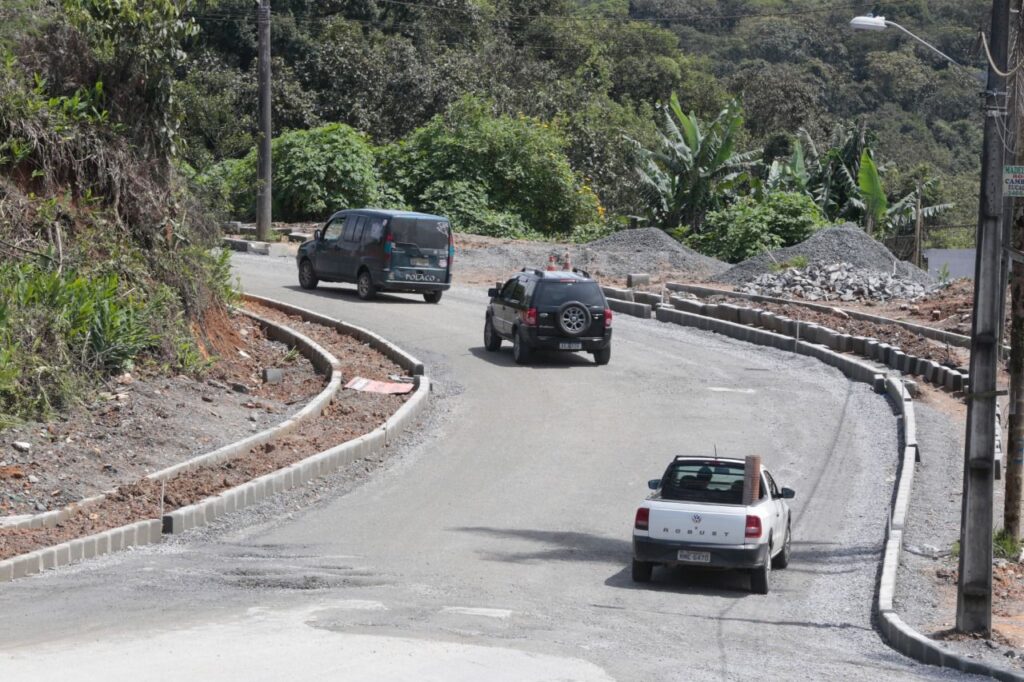 Rua dos Suíços, no Costa e Silva, recebe segunda camada de asfalto