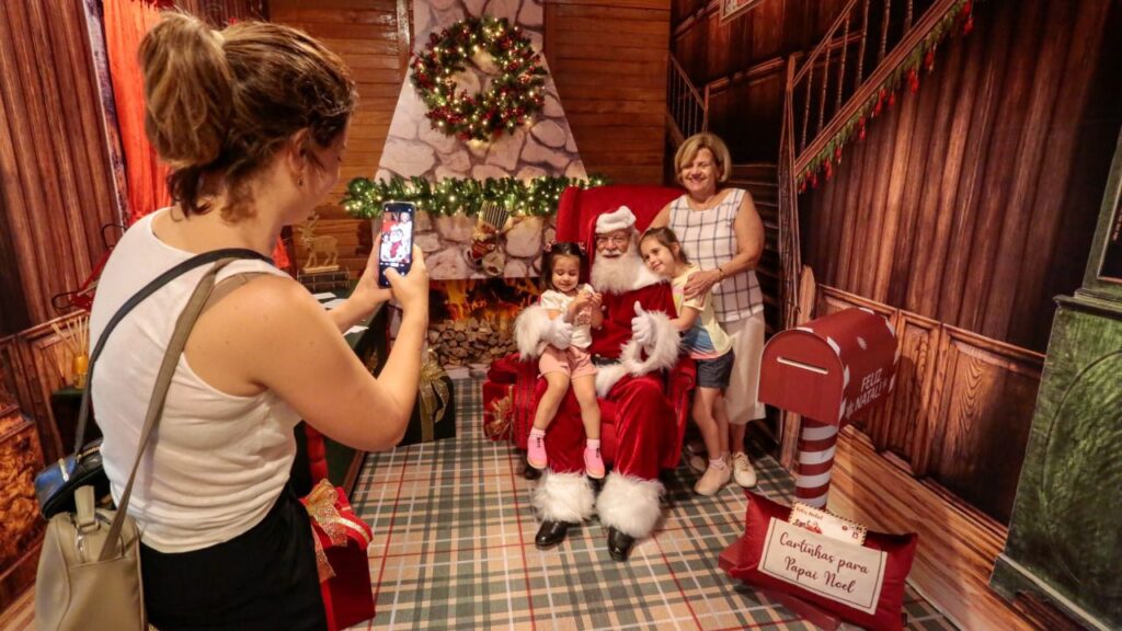 Vila do Papai Noel encanta visitantes e tem opções de presentes, em Joinville