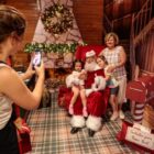 Mulher faz fotografia de crianças com papai noel