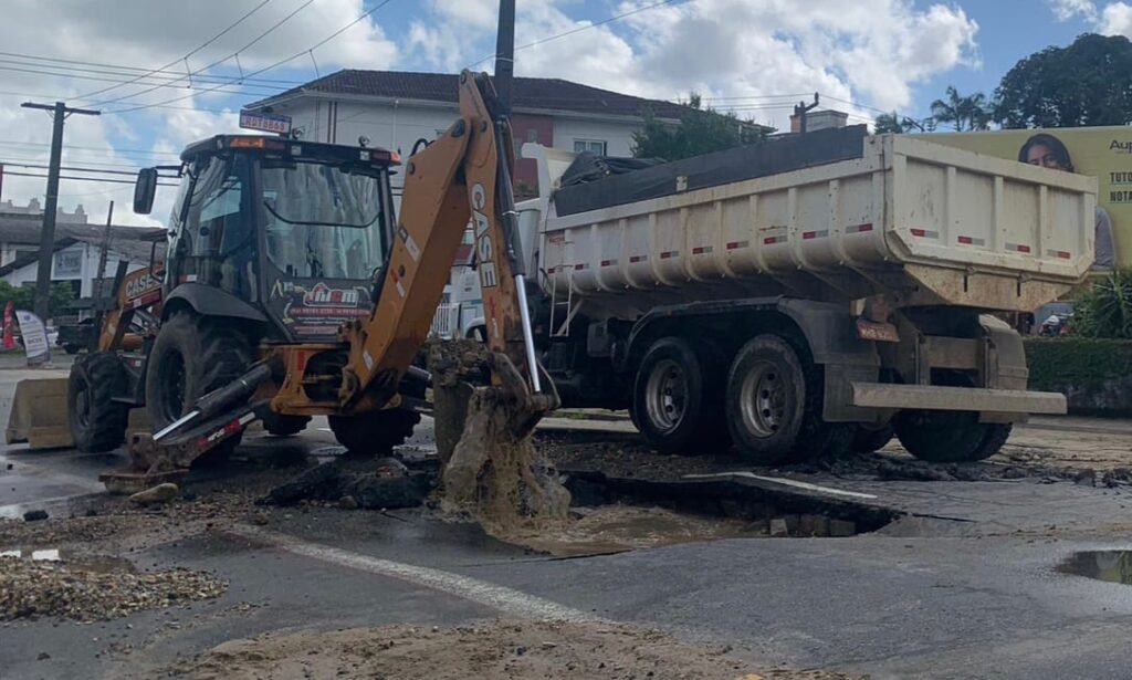 Águas de Joinville dá continuidade à manutenção emergencial na rua Tenente Antônio João