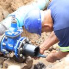 Homem trabalha em tubulação