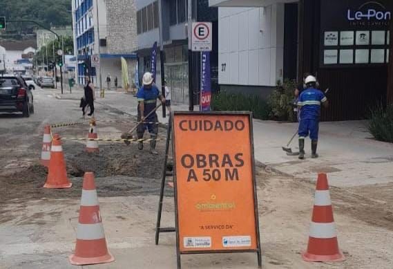 Águas de Joinville conclui reparo de vazamento na rua Nove de Março